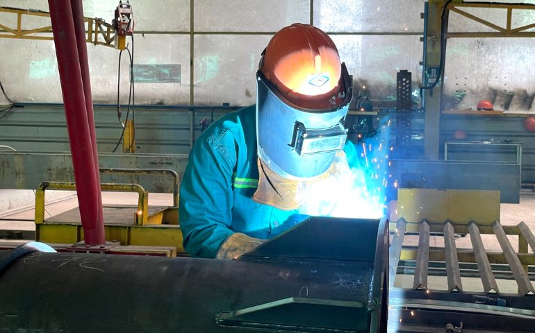 Thiết Bị Điện Hạ Thế và An Toàn Lao Động: Biện Pháp Bảo Vệ Nhân Viên Vận Hành